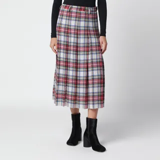 MM6 메종 마르지엘라의 울 혼방 소재 롱 플리츠 스커트입니다. 오프화이트, 레드, 블루 컬러가 어우러진 체크 패턴이 특징이며, 허리는 피트되고 밑단은 넓게 퍼지는 실루엣을 자랑합니다. 사이드 지퍼와 슬릿 디테일로 완성도를 높였습니다. 이미지