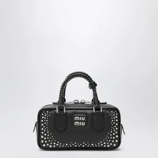 미우미우 아카디 레더 백입니다. 블랙 컬러의 볼러 디자인으로, 스터드 디테일이 돋보입니다. 조절 및 탈부착이 가능한 숄더 스트랩과 두 개의 핸들이 포함되어 있으며, 지퍼 잠금 방식입니다. 내부에는 코튼 새틴 소재와 지퍼 포켓이 있으며, 바닥에는 보호용 피트가 장착되어 있습니다. 메탈 로고로 포인트를 더했습니다. 이미지