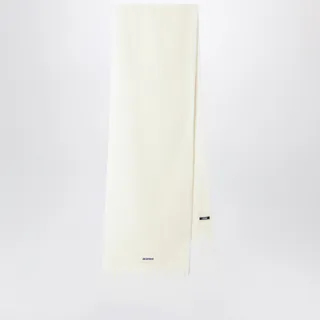 모헤어와 알파카 소재로 제작된 자크뮈스의 카로 스카프입니다. 오프 화이트 컬러에 그로그랭 자수 로고가 더해졌으며, 끝단은 프린지 디테일로 마무리되었습니다. 이미지