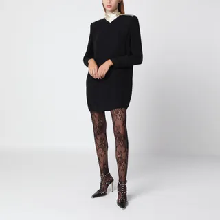 발렌티노 실크 소재의 숏 드레스입니다. 블랙과 샴페인 컬러가 조화를 이루며, V넥 라인과 드레이핑된 새틴 하이넥이 특징입니다. 어깨 부분의 새틴 인서트와 구조적인 어깨 라인, 긴 소매가 돋보이며 뒷면 지퍼로 여밈이 가능합니다. 이미지