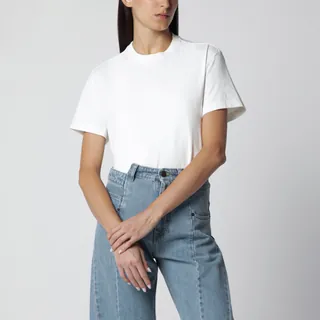 메종 마르지엘라의 코튼 소재 더블 레이어 티셔츠입니다. 화이트 컬러의 크루넥 디자인으로, 짧은 소매와 트롱프뢰유 효과를 주는 레이어드 헴이 특징입니다. 뒷면에는 브랜드의 시그니처인 화이트 포 스티치 디테일이 더해져 있습니다. 이미지