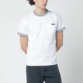한쪽 면은 화이트, 다른 쪽 면은 그레이 컬러의 코튼 소재로 제작된 프라다 티셔츠입니다. 박시한 핏과 리버시블 디자인이 특징이며, 짧은 소매와 립 크루넥, 레터링 로고 라벨이 장식된 가슴 패치 포켓이 돋보입니다. 이미지