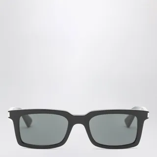 생 로랑의 아세테이트 소재 선글라스입니다. 블랙 컬러의 직사각형 프레임과 그레이 렌즈가 특징이며, 템플에는 생 로랑 로고가 각인되어 있습니다. 이미지