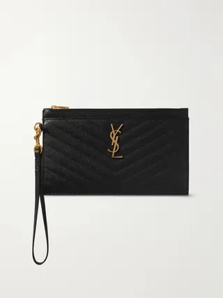 YSL 하드웨어로 즉시 알아볼 수 있는 생 로랑의 '모노그램' 파우치는 필수품을 정리하기 위한 시대를 초월한 선택입니다. 3개의 카드 홀더 슬롯, 슬립 포켓, 지퍼 수납공간을 확인하세요. 이탈리아에서 퀼팅 처리된 텍스처 레더로 제작되었으며, 작은 손목 스트랩이 달려 있어 손에 들고 다닐 수 있습니다. 바쁜 날에는 토트백 안에 넣어 사용하세요. 이미지