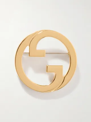 구찌의 '블론디' 브로치는 60년대에 처음 디자인된 상징적인 인터로킹 'G' 로고로 장식되었습니다. 골드 톤 메탈 소재로 제작되어 상의나 코트 라펠에 핀으로 고정하면 완벽한 포인트가 됩니다. 이미지