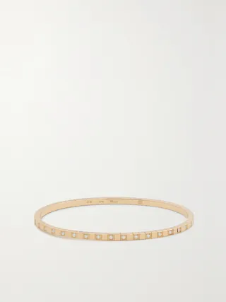 쇼파드의 '아이스 큐브' 컬렉션은 작은 얼음 조각에서 영감을 받았습니다. 빛나는 18k 골드로 제작된 이 슬림한 뱅글은 반짝이는 다이아몬드가 세팅된 큐브들로 구성되어 있습니다. 단독으로 착용하거나 브랜드의 다른 팔찌들과 레이어링하여 연출해 보세요. 이미지