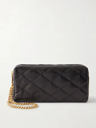 생 로랑의 '카산드르 비쥬' 퀼팅 텍스처드 레더 파우치는 상징적인 'YSL' 로고로 장식된 골드 톤의 손목 스트랩이 특징입니다. 내부 슬립 포켓이 있어 카드 홀더, 립스틱, 열쇠 등을 수납하기 적합한 사이즈입니다. 클러치로 단독 사용하거나 토트백 안에 넣어 소지품을 정리하는 용도로 활용해 보세요. 이미지