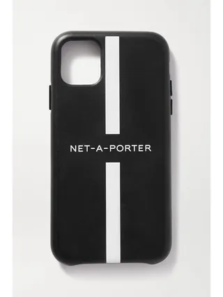 NET-A-PORTER 단독 상품입니다. 새로운 시즌을 맞아 옷장을 정리하고 있다면, 휴대폰 액세서리도 함께 바꿔보는 건 어떨까요? NET-A-PORTER와 더 데일리 에디티드가 협업한 아이폰 11 프로 케이스는 블랙 레더 소재에 화이트 브랜드 로고가 프린트되어 있습니다. 하드 쉘 디자인이 외부 충격과 스크래치로부터 기기를 안전하게 보호하며, 레이저 컷 디테일로 포트와 카메라 사용이 편리합니다. 본 상품 판매 수익의 20%는 Women for Women International(UK)에 기부됩니다. 이미지