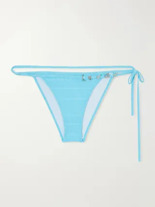 로에베의 파울라 이비자 컬렉션 비키니 브리프입니다. 자카드 니트 소재에 플로럴 패턴이 더해졌으며, 허리 라인의 타이 디테일과 로고가 새겨진 실버 톤 비즈 장식이 특징입니다. 이미지