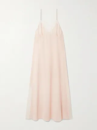 NET-A-PORTER 단독 상품입니다. 끌로에의 맥시 드레스는 보헤미안적인 로맨틱함을 담고 있습니다. 실크 크레이프 드 신 소재로 제작되었으며, 섬세한 레이스 패널 디테일이 피부를 살짝 드러내어 매력적입니다. 하늘거리는 엠파이어 실루엣이 특징이며, 레이어드 체인 목걸이와 함께 스타일링하는 것을 추천합니다. 이미지