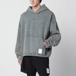 오가닉 코튼 소재의 새티스파이 스웨트셔츠입니다. 페이디드 블랙 컬러로 빈티지한 무드를 자아내며, 드롭 숄더와 긴 소매 디자인으로 편안한 핏을 선사합니다. 소매와 밑단은 엘라스틱 처리되어 있으며, 탈부착 가능한 외부 케어 라벨과 리플렉티브 로고, 미니 S-카라비너가 포함된 전면 캥거루 포켓이 특징입니다. 이미지