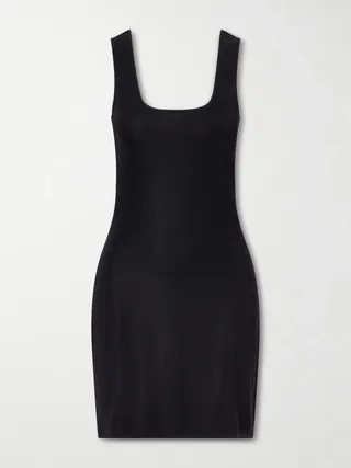 생 로랑의 미니 원피스는 꾸밈없이 세련된 분위기를 자아냅니다. 저지 소재로 제작되어 몸매를 매끄럽게 감싸주는 핏이 특징입니다. 하이힐과 화려한 액세서리를 매치해 스타일링해 보세요. 이미지