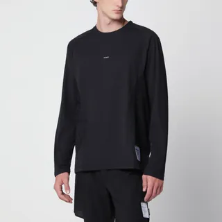 새티스파이의 퍼즈플리스 옥타 긴팔 티셔츠는 테크니컬 패브릭으로 제작되었습니다. 가벼운 무게를 유지하면서 열을 보존하도록 설계된 중공사 섬유를 사용하여 가벼운 보온성을 제공합니다. 수분 관리와 속건 기능이 뛰어나며, 열이 많이 발생하는 부위에는 역방향 패브릭 패널을 배치해 통기성을 높였습니다. 마찰을 방지하는 플랫 심과 러닝 시 움직임을 고려한 인체공학적 컷이 특징이며, 리플렉티브 새티스파이 로고와 완전히 제거 가능한 외부 케어 라벨이 포함되어 있습니다. 이미지