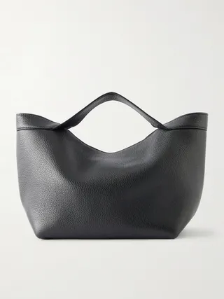 더 로우의 '키트' 토트백은 나노 그레인 송아지 가죽으로 제작되어 부드러운 구조적 실루엣을 자랑합니다. 슬림한 탑 핸들과 콤팩트한 내부 공간은 휴대폰, 지갑, 선글라스를 수납하기에 적합합니다. 이미지