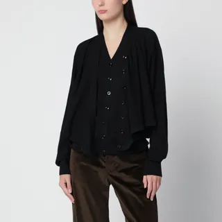 르메르의 울 아크릴 혼방 더블 클로저 가디건입니다. 블랙 컬러로 제작되었으며, 두 줄의 버튼이 달린 더블 브레스티드 디자인이 특징입니다. 여유롭고 살짝 오버사이즈된 핏과 드롭 숄더, 와이드한 리브 커프스가 돋보이며, 부드럽고 섬세한 신축성이 있는 니트 소재로 완성되었습니다. 이미지