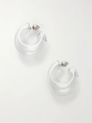 조각 예술에 뿌리를 둔 알라이아의 감각이 돋보이는 핸드 블로운 글라스 이어링입니다. 이탈리아에서 제작되었으며 투명한 마감이 특징입니다. 은은하게 각인된 로고가 브랜드의 아이덴티티를 드러내며, 형태 자체만으로도 충분히 매력적인 아이템입니다. 이미지