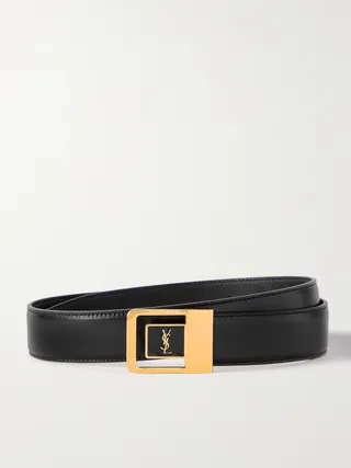 생 로랑의 벨트는 브랜드의 상징인 'YSL' 로고 플라크가 중앙에 장식되어 있어 어떤 룩에도 고급스러운 포인트를 더해줍니다. 유연한 가죽 소재에 광택 마감을 더했으며, 슬림한 실루엣이 특징입니다. 이미지