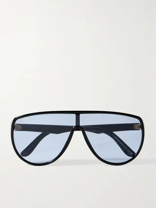 TOM FORD Eyewear의 '아킬레스' 선글라스는 클래식한 에비에이터 스타일을 세련되고 현대적으로 재해석했습니다. 이탈리아에서 제작된 광택 있는 아세테이트 소재를 사용했으며, 대담한 라인과 블루 틴트 렌즈가 돋보이는 유선형 디자인이 특징입니다. 이미지