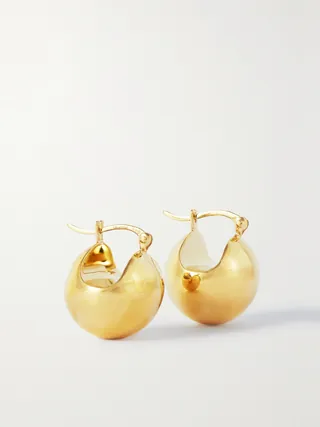 LIÉ STUDIO의 컬렉션은 매일 착용할 수 있는 타임리스한 스타일을 기반으로 합니다. 이 '잉그리드' 귀걸이는 조각적인 곡선 형태의 골드 도금 메탈로 제작되었습니다. 이미지