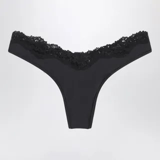 부드럽고 가벼운 스트레치 레이스 소재로 제작된 SKIMS 하이컷 끈 팬티입니다. 오닉스 컬러로 구성되었으며, V자형 앞면과 로우라이즈 허리 라인이 특징입니다. 얇은 엘라스틱 허리 밴드와 하이컷 사이드 라인으로 편안한 착용감을 제공하며, 신체 곡선에 맞게 밀착되는 스트레치 원단으로 제작되었습니다. 이미지