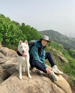 주말 댕댕이랑 등산ㄱ🐶⛰️ 홍종현⁠ 이미지"