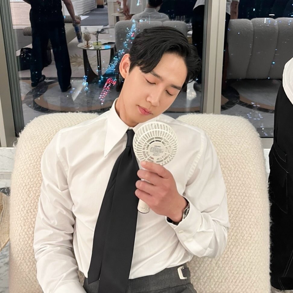 근본패션은 역시 셔츠에 타이👔😎⁠ 이미지"