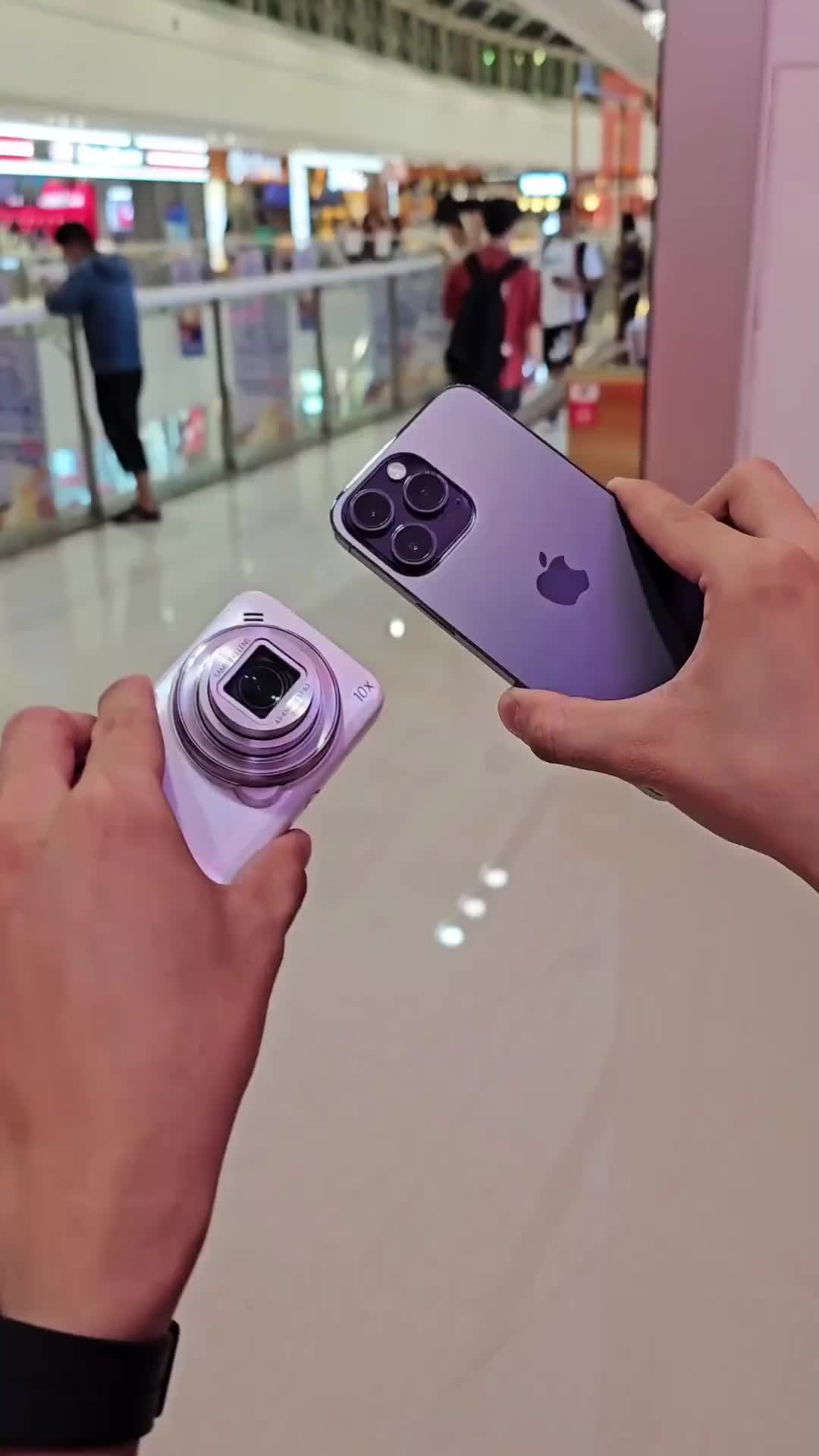 아이폰 14 프로 맥스 vs 갤럭시 s4 줌📱📸10년 전 모델의 강력함🔥⁠ 이미지"