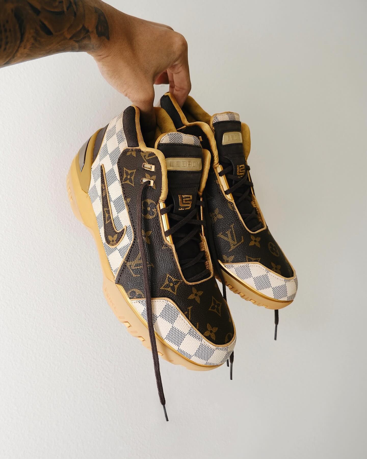 루이비통 맛 농구화✨
진짜 루이비통백을 잘라서 커스텀한 나이키 르브론👜🏀 이미지