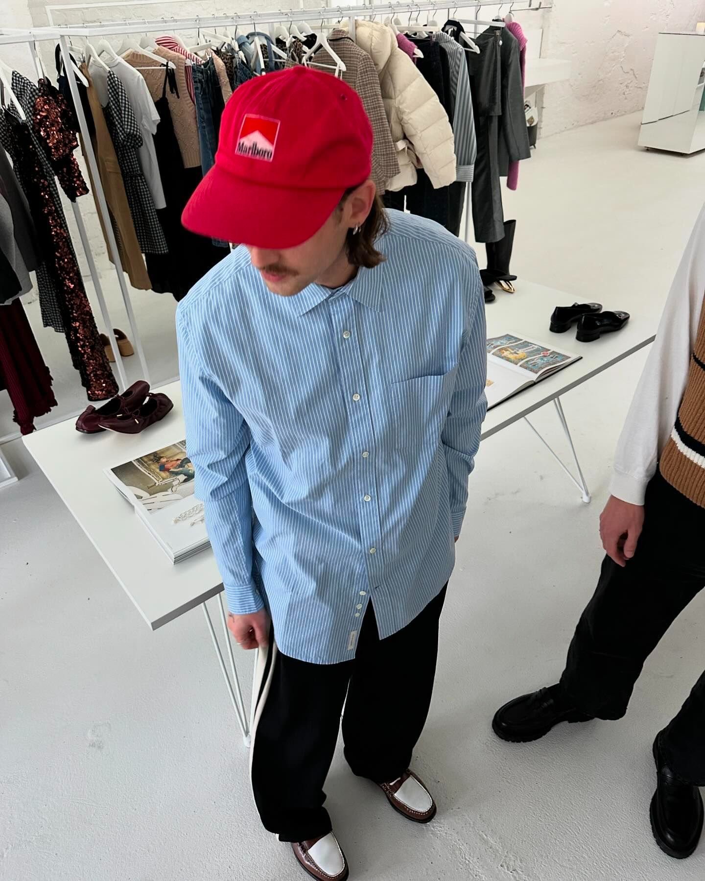 셔츠 입었으면 모자도 쓰자🧢 이미지
