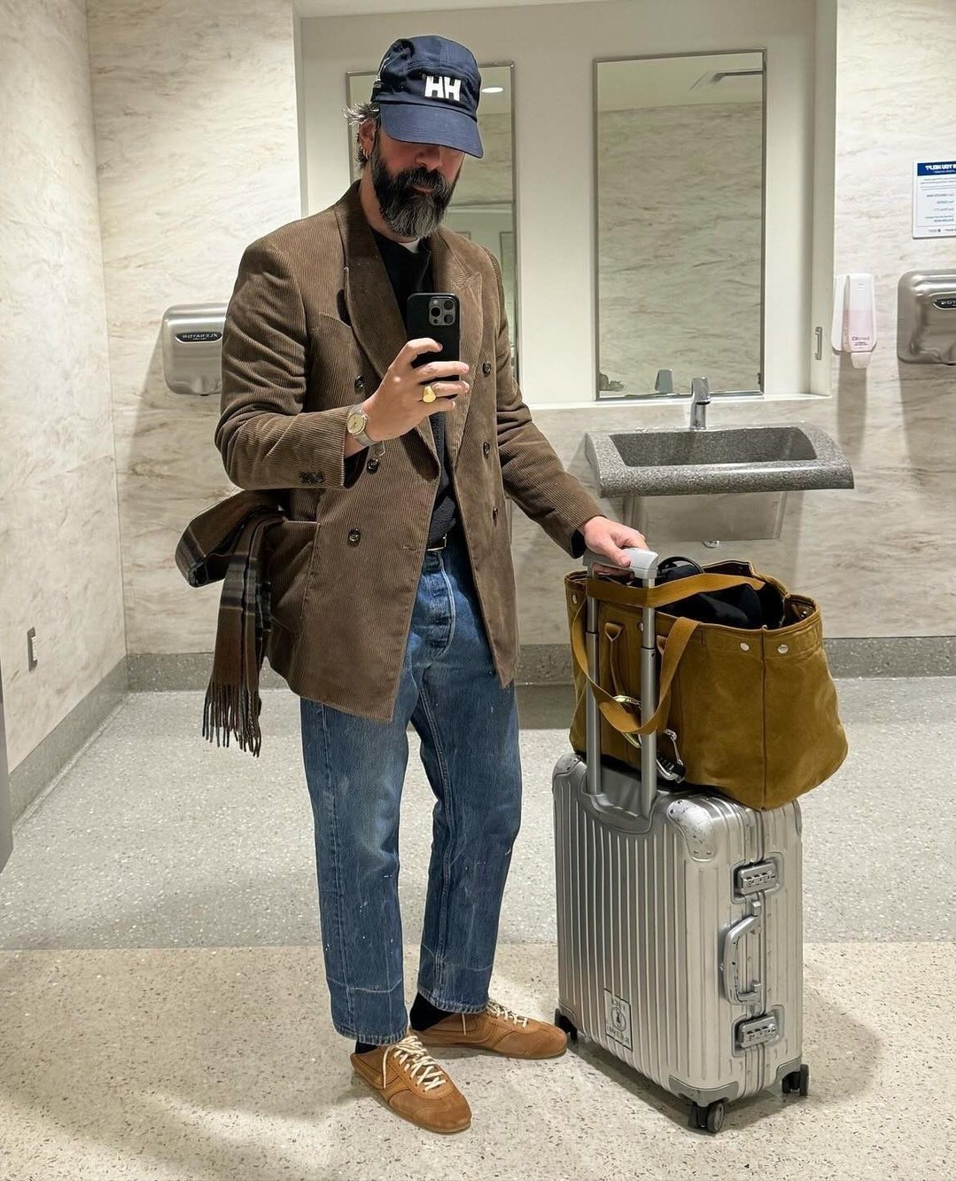 옷 잘입는 수염아저씨 델룩🧔🏻⁠ 이미지