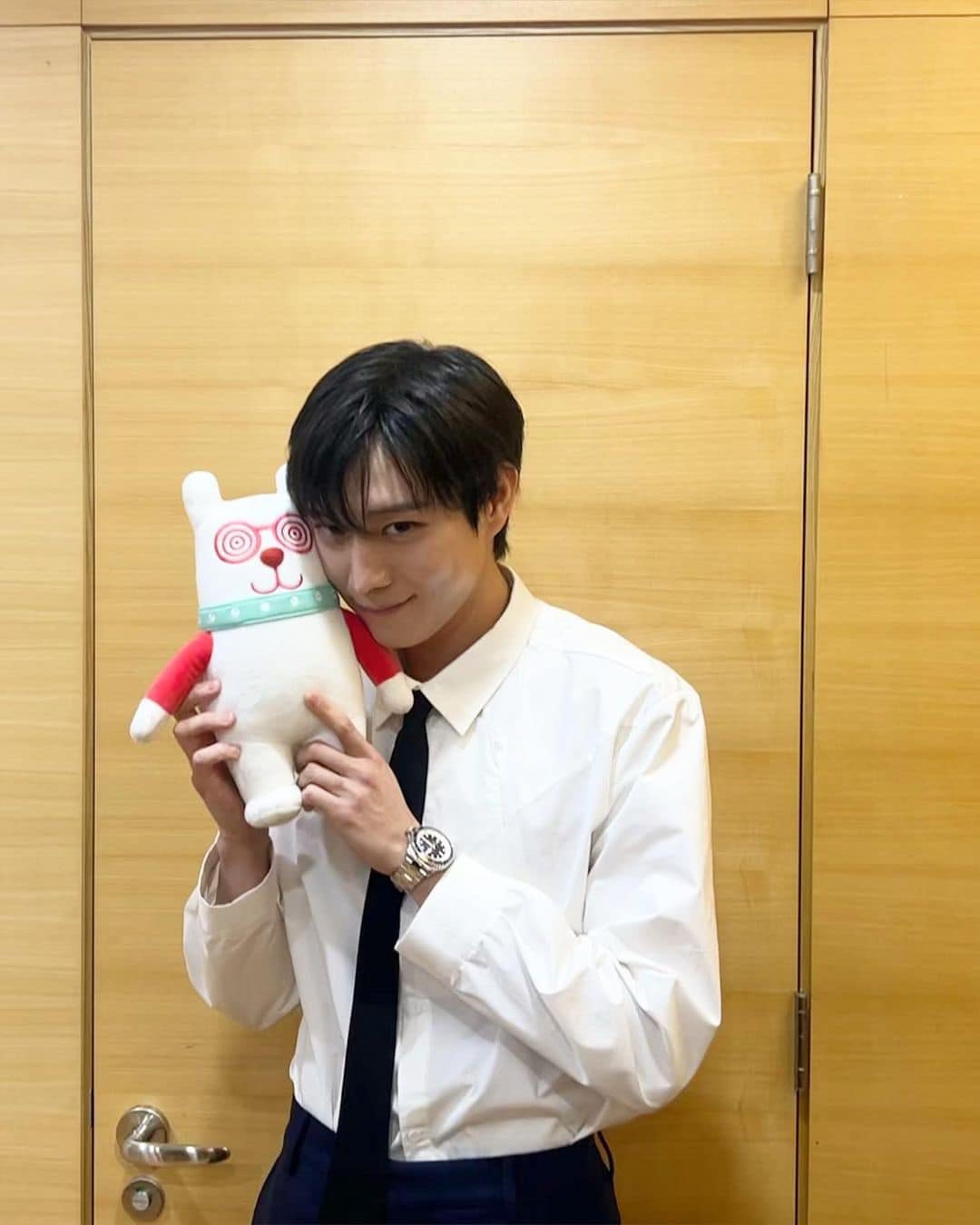 깔끔하게 흰 셔츠엔 타이까지👔 이미지8