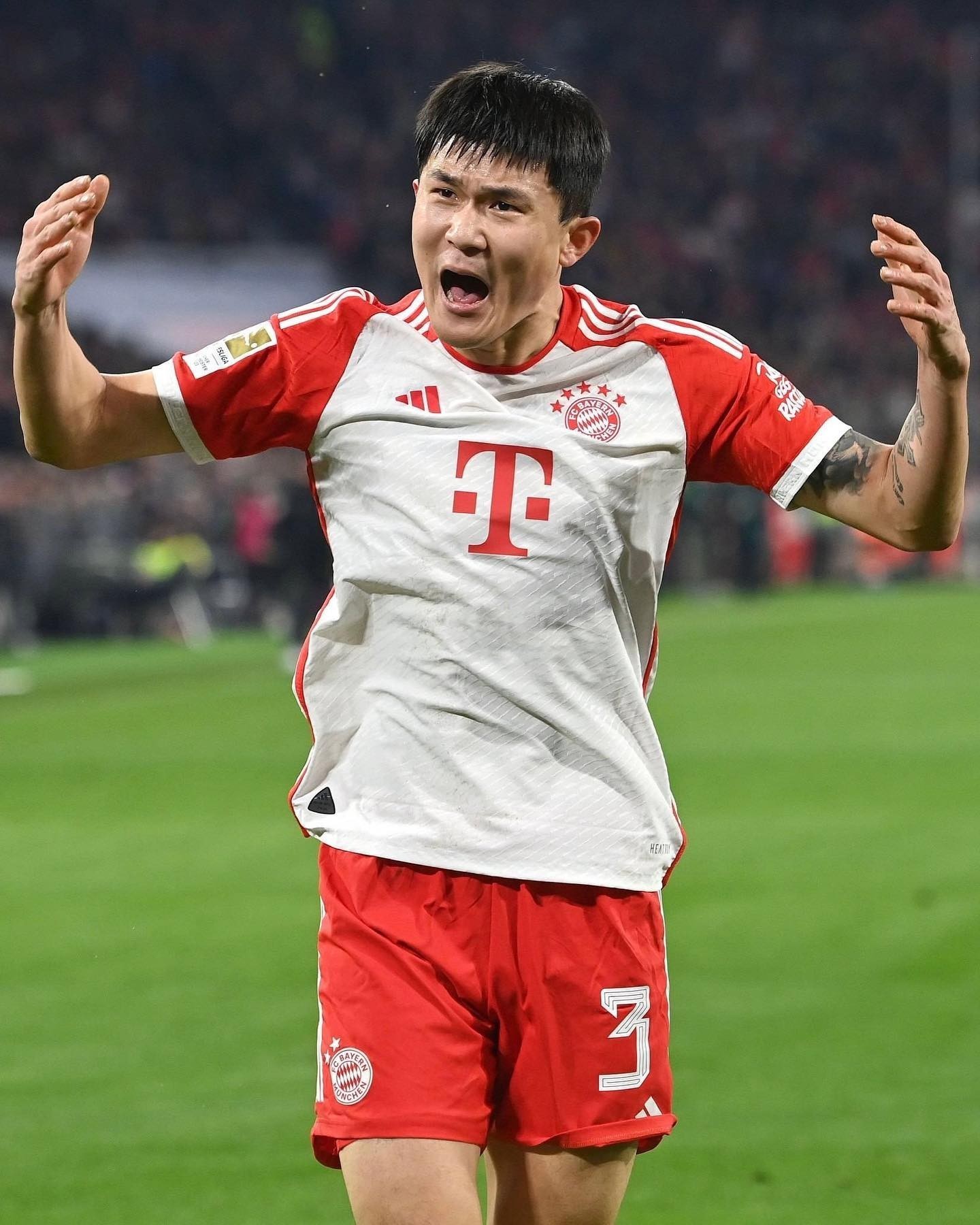 이강인과 김민재 챔피언스리그 준결승 진출⚽️🏆⁠
⁠
한국시간 4월 18일 새벽에 열린 챔피언스리그 8강 경기에서 바이에른 뮌헨이 아스날을 1:0으로 이기며 총합 3:2의 스코어로 바이에른 뮌헨이 준결승에 진출했습니다. 이 경기로 바이에른 뮌헨 소속의 김민재는 전날 FC 바르셀로나를 꺾으며 준결승에 진출한 PSG 소속의 이강인과 함께 준결승 무대를 밟게 되었는데요. 준결승에서 바이에른 뮌헨은 레알 마드리드를, PSG는 도르트문트를 각각 만나며 맞대결은 성사되지 않았으나, 결승에서 만나게 될 수 있을지 기대를 모으고 있습니다.🏟️⁠ 이미지