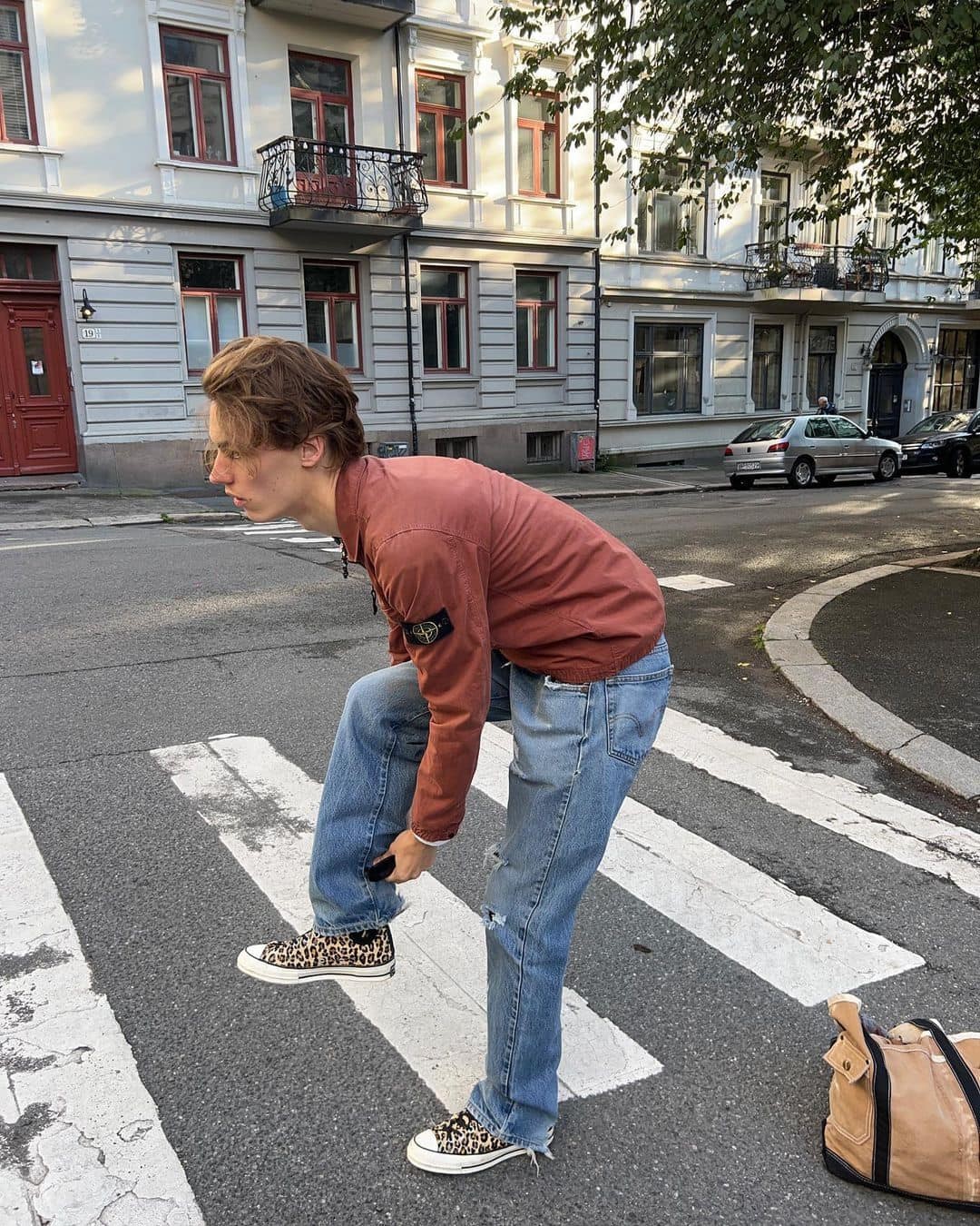 스톤 입을 땐 옆태가 중요🧭⁠ 이미지