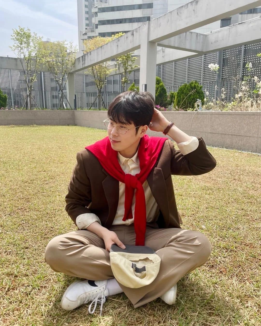 입기는 늦었고 걸치는 게 적기☀️🧶⁠ 이미지