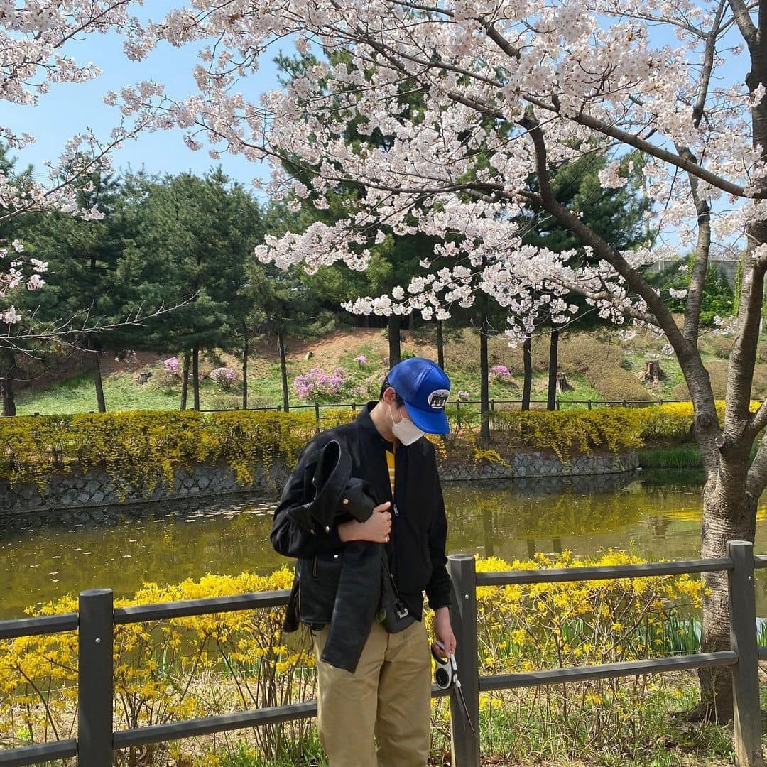 벚꽃 앞에서 사진 남기기📸🌸⁠ 이미지2
