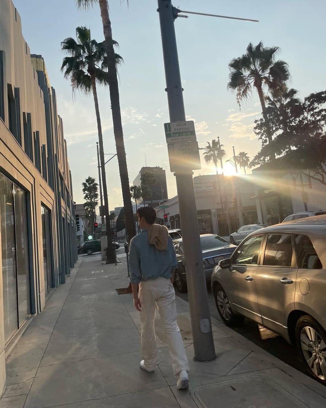 입기는 늦었고 걸치는 게 적기☀️🧶⁠ 이미지