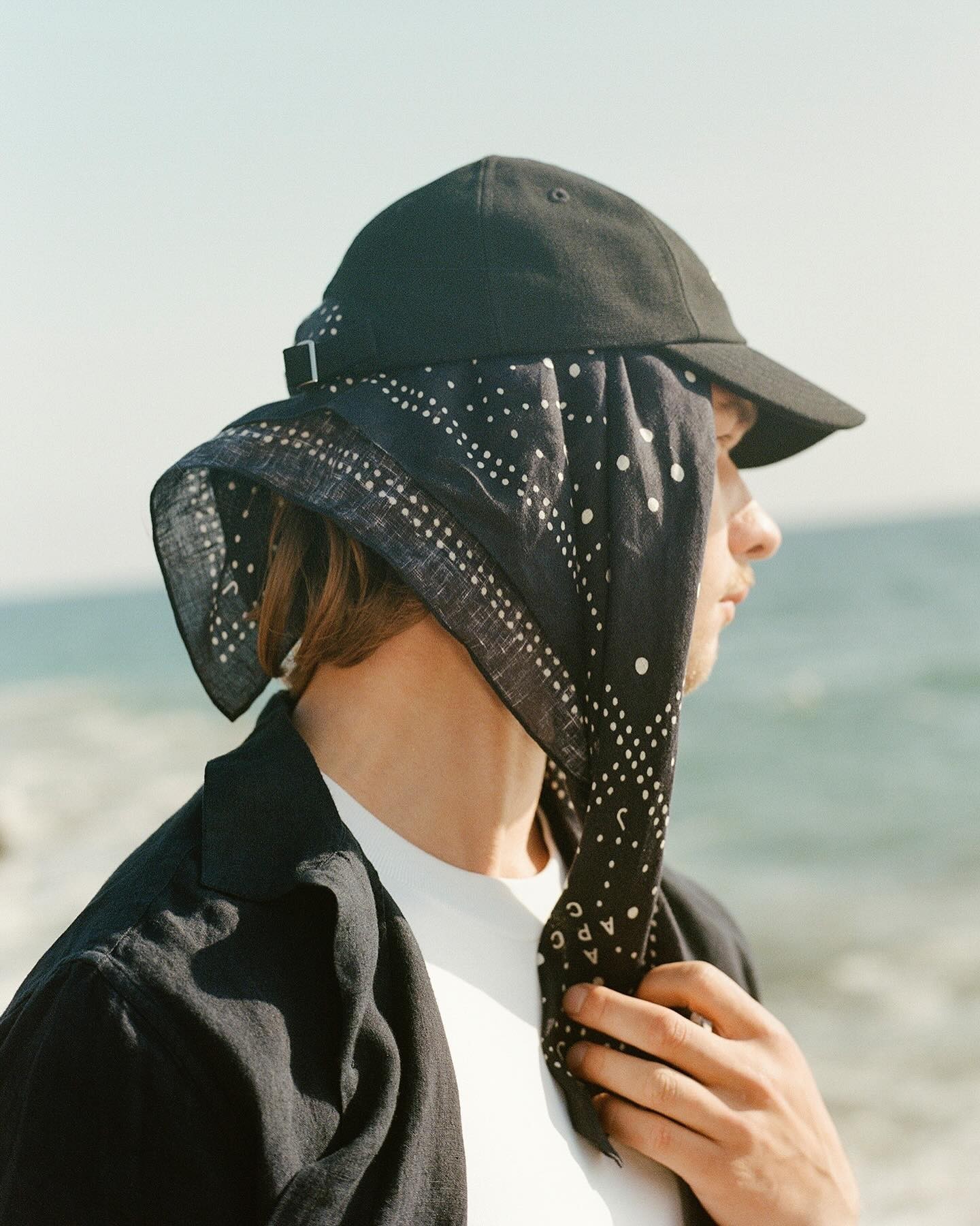 아페쎄 자운드 맛있다👅🏝️⁠
⁠
지난 주 협업을 예고했던 아페쎄(A.P.C.)와 자운드(JJJJound)의 협업 아이템군이 공개되었습니다. 여름 휴가 패션에 적합한 이번 컬렉션 제품들은 니트, 셔츠, 반바지, 손수건, 후디와 에코백 등으로 구성되었는데요. 오는 5월 14일부터 자운드와 아페쎄 온오프라인 판매처에서 구매할 수 있습니다. 두 브랜드의 인스타그램에 공개된 이미지를 슬라이드로 확인하세요.📸⁠ 이미지6