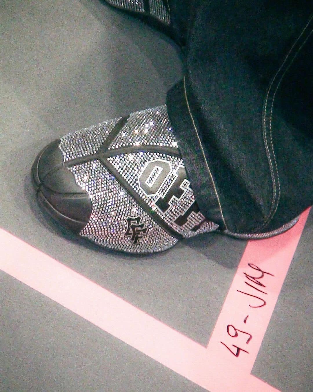 농구공에 영감 받은 오프화이트🏀⁠ 이미지7