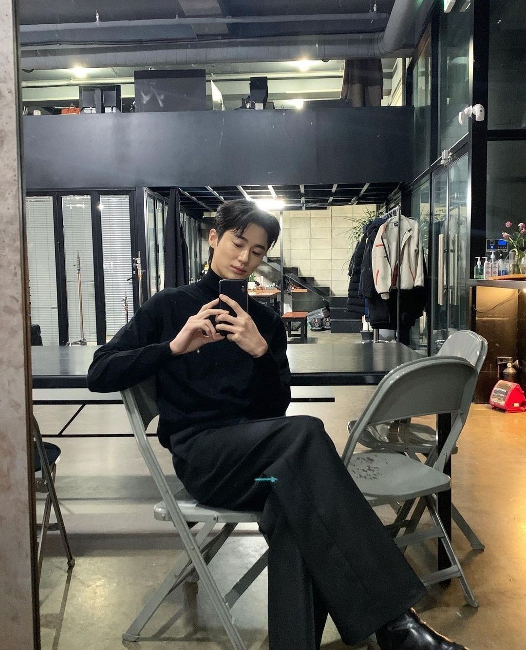 찐 봄 오기 전 올블랙 코디♟️⁠ 이미지