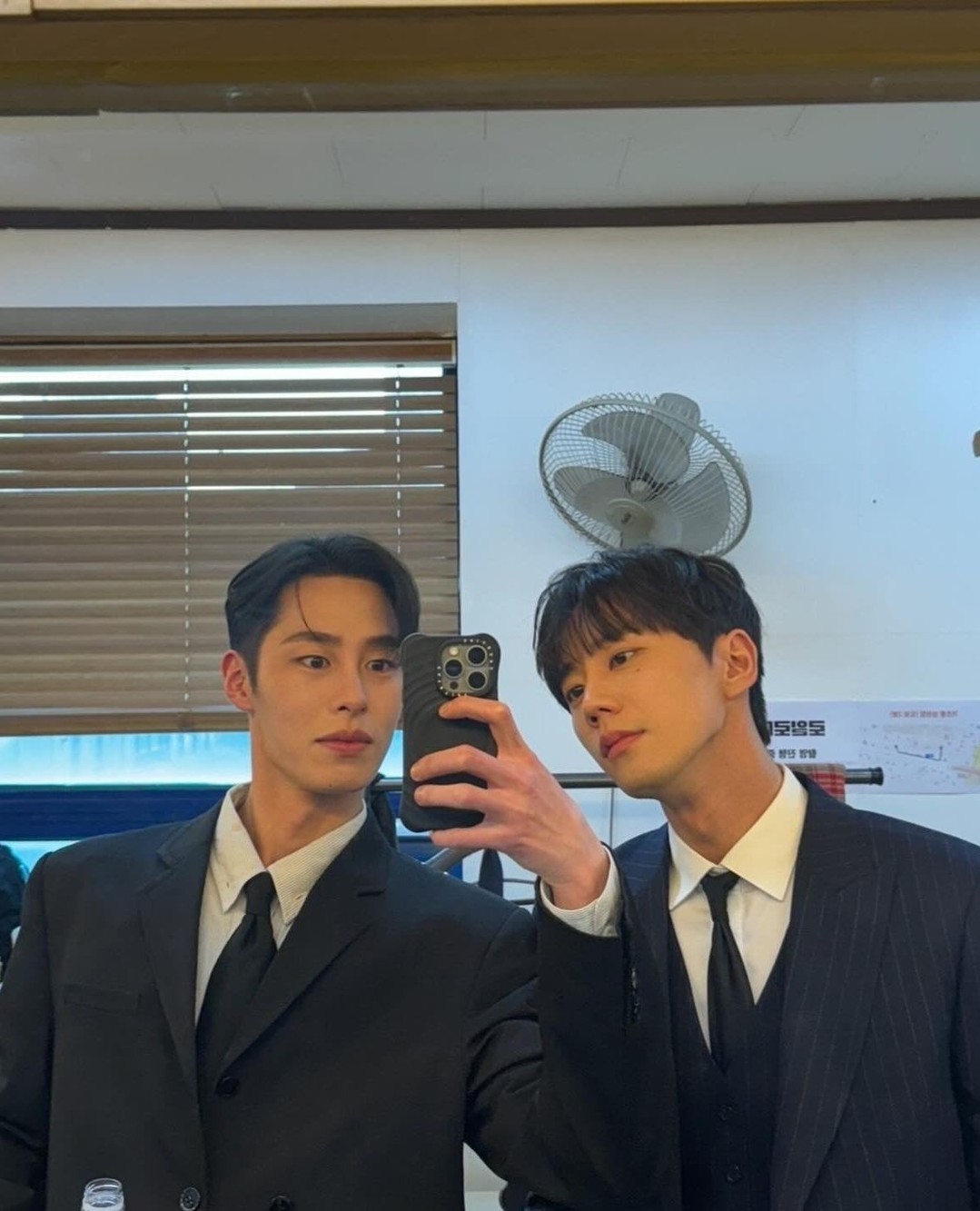 잘생긴 사람 특: 옆에 잘생긴 사람💁‍♂️🙋‍♂️⁠ 이미지