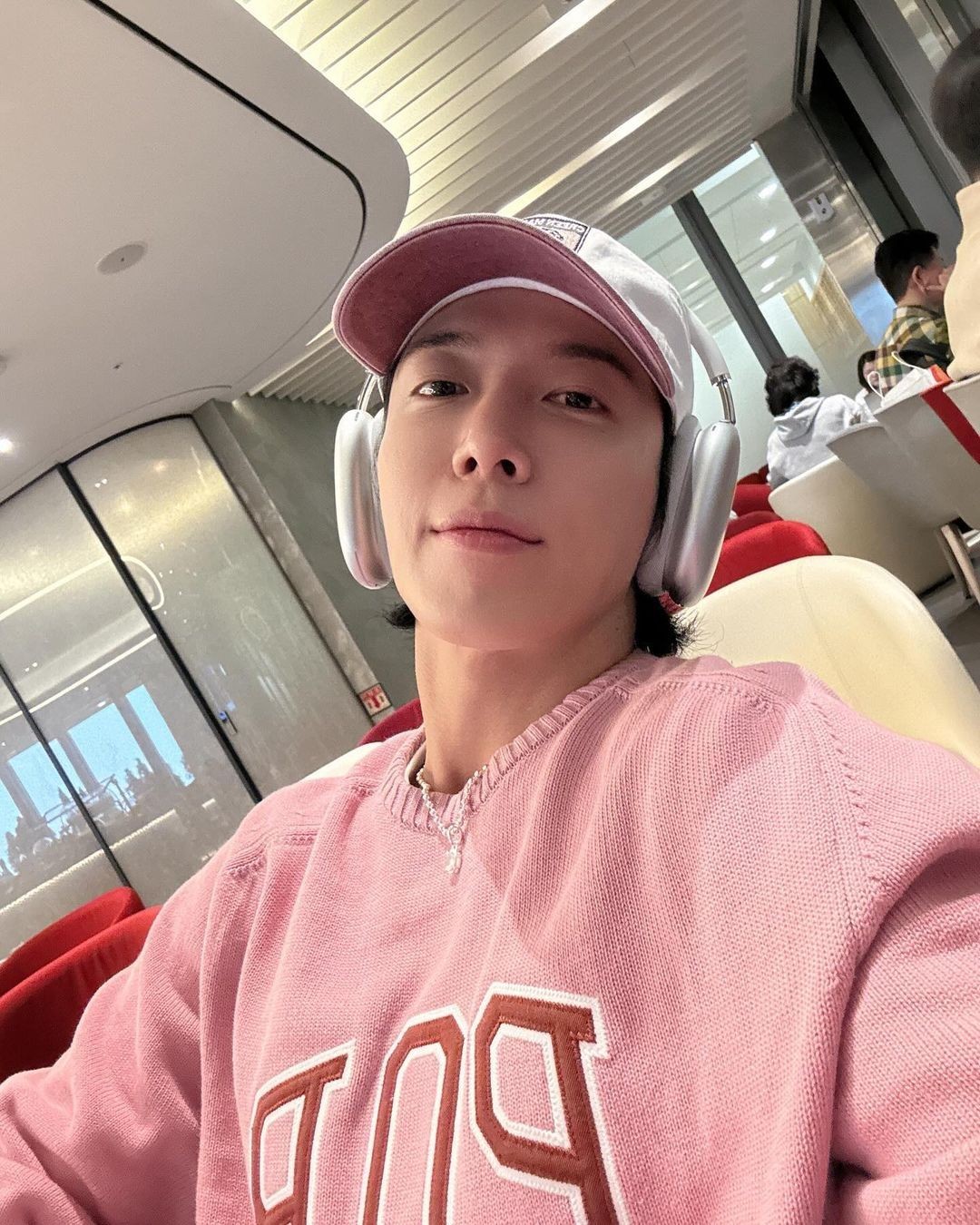 알록달록 모자로 존재감 어필🏳️‍🌈⁠ 이미지