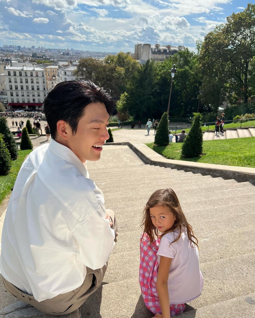 코디하기 좋은 뽀얀 셔츠🥼⁠ 이미지