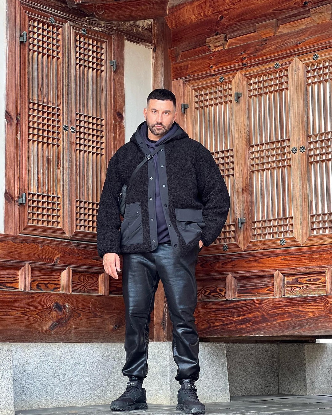 리카르도 티시, 나이키와 협업?👟✅⁠
⁠
작년 봄 컬렉션을 마지막으로 버버리의 크리에이티브 디렉터에서 사임한 리카르도 티시가 나이키와 협업을 준비 중이라는 소식입니다. 미국의 스트리트 컬쳐 매거진 컴플렉스에 따르면 리카르도 티시와 나이키의 협업 컬렉션이 2025년 봄 시즌 출시를 계획하고 있으며, 해당 컬렉션에는 다수 의류 제품과 나이키 샥스 TL 제품이 포함될 예정이라고 하는데요. 이전부터 에어 포스 1, 덩크, 에어 맥스 97등 여러 협업을 진행했으나 2018년 이후로는 협업 소식이 없었던 만큼 오랜만의 협업 소식에 스니커헤드의 관심이 집중되고 있습니다.🔥⁠ 이미지2