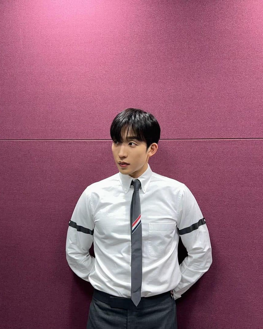 깔끔하게 흰 셔츠엔 타이까지👔 이미지7