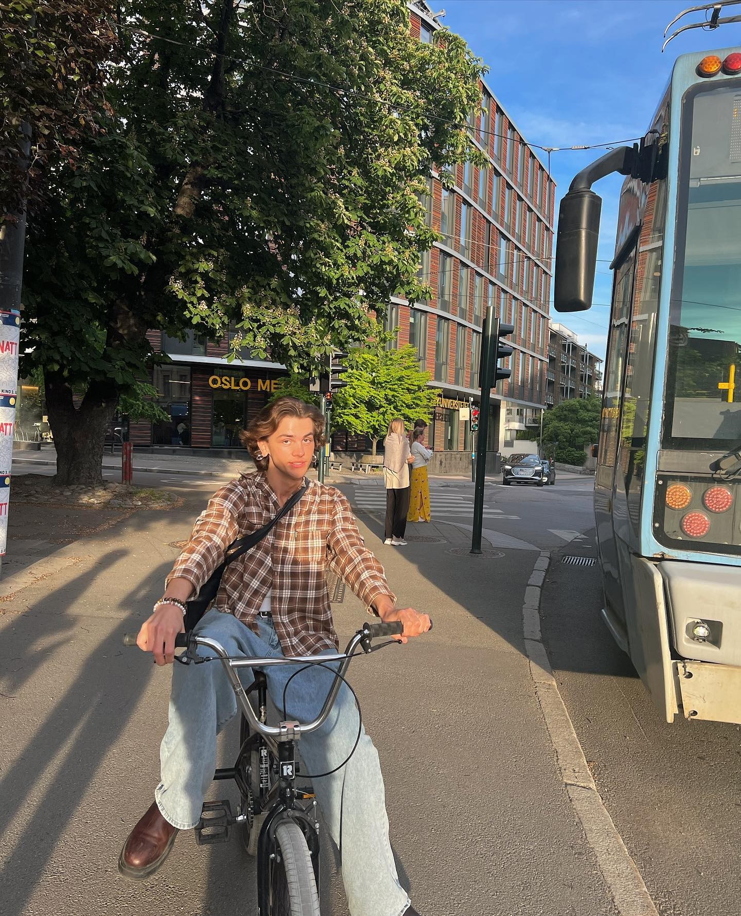 4월엔 셔츠가 아우터지👔⁠ 이미지