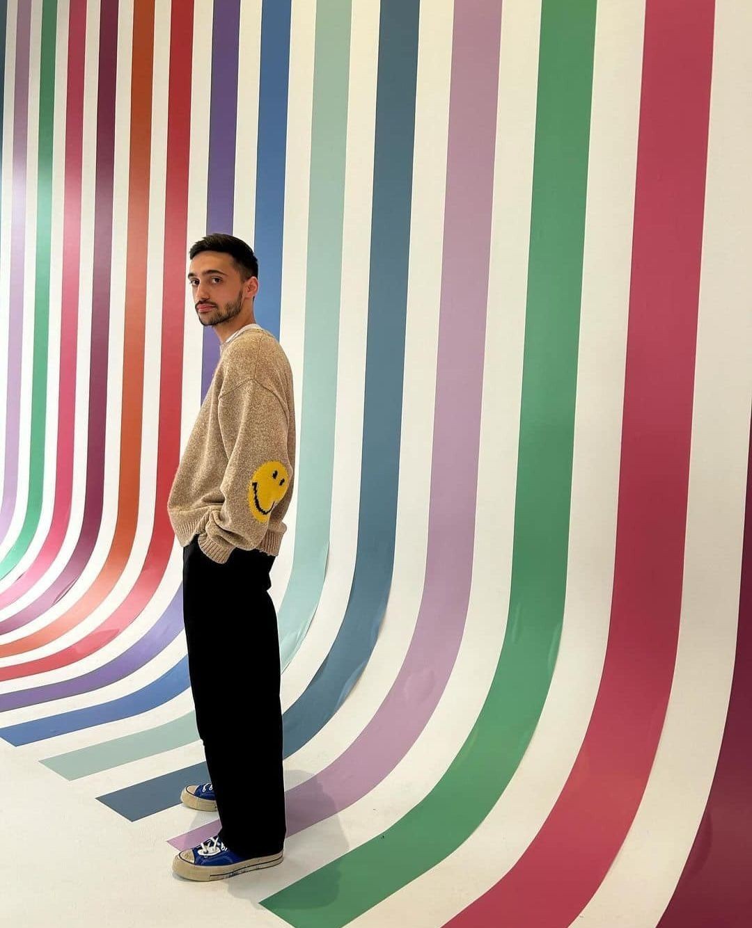 미소나오는 팔꿈치 스마일😁 이미지