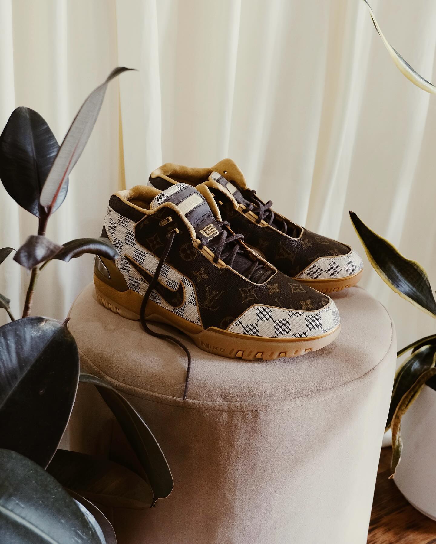 루이비통 맛 농구화✨
진짜 루이비통백을 잘라서 커스텀한 나이키 르브론👜🏀 이미지6