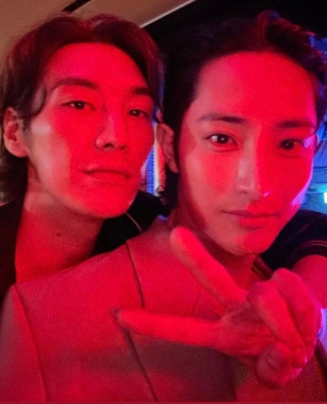 잘생긴 사람 특: 옆에 잘생긴 사람💁‍♂️🙋‍♂️⁠ 이미지