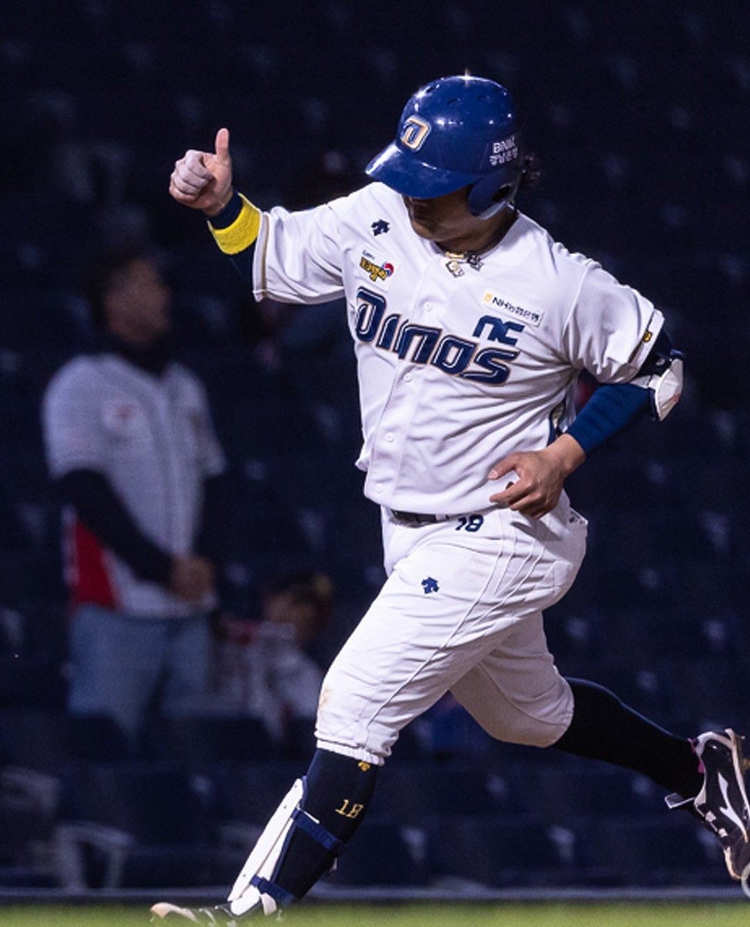 박석민의 은퇴식🧢창원 NC파크에서⚾️🏟️⁠
⁠
지난 시즌을 끝으로 야구선수 은퇴 후 현재 일본 프로야구 요미우리 자이언츠의 육성코치로 활동 중인 박석민의 은퇴식이 오는 5월 11일(토)에 진행됩니다. 삼성 라이온즈와 NC 다이노스에서 20년간 프로야구선수로 활약하며 2017 WBC 대표팀에 승선하기도 했던 박석민의 은퇴식은 NC 다이노스와 삼성 라이온즈가 경기를 펼치는 5월 11일 창원 NC파크에서 진행될 예정인데요. 이번 은퇴식을 기념하여 경기 전 사인회와 포토타임, 은퇴사 및 시구 등의 이벤트가 준비되어 있으며, 선수단 전원은 박석민 코치의 현역 시절 등번호인 18번을 달고 경기에 나설 예정입니다.✅⁠ 이미지