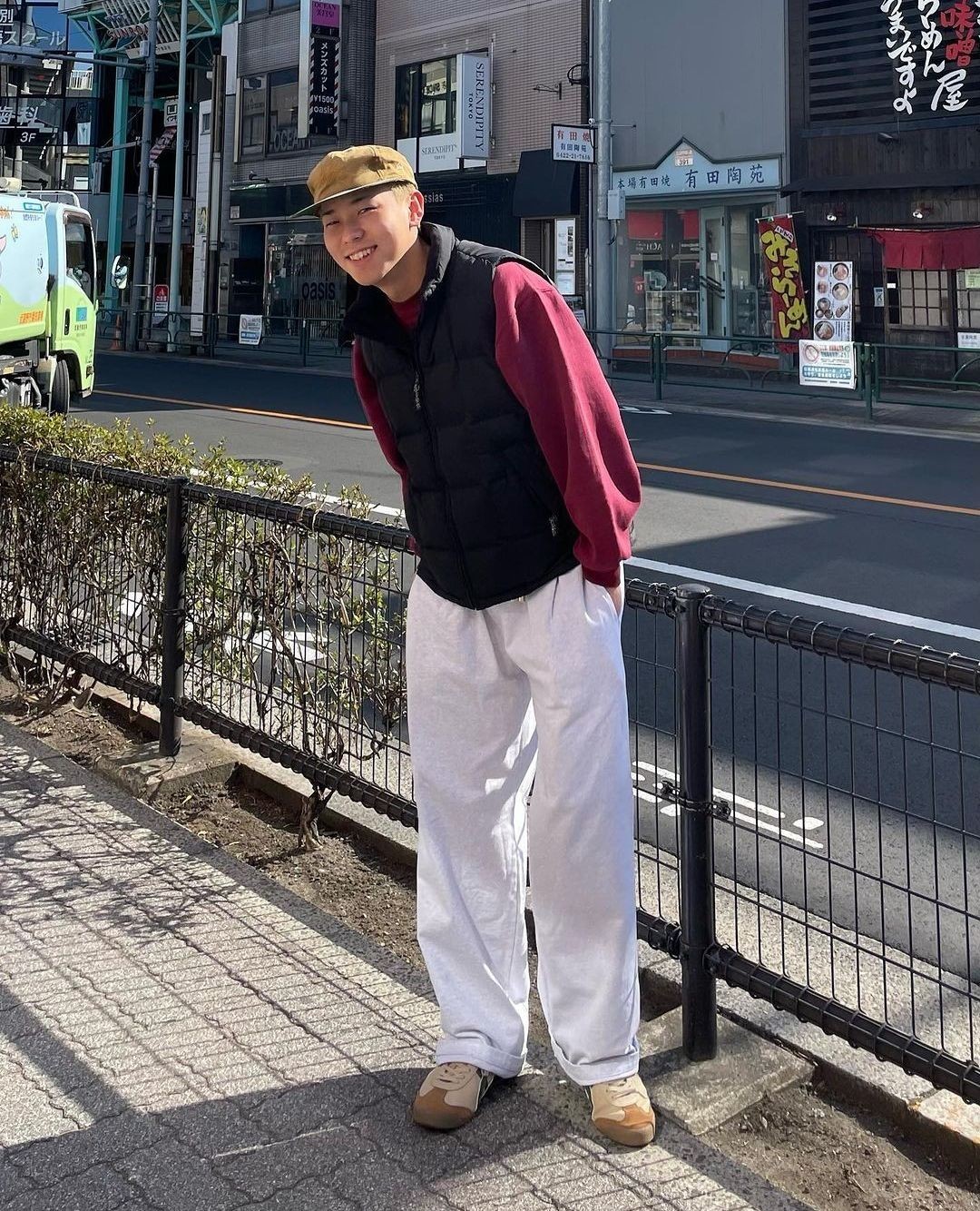 봄에 흰바지 하나는 있어야지☑️⁠ 이미지